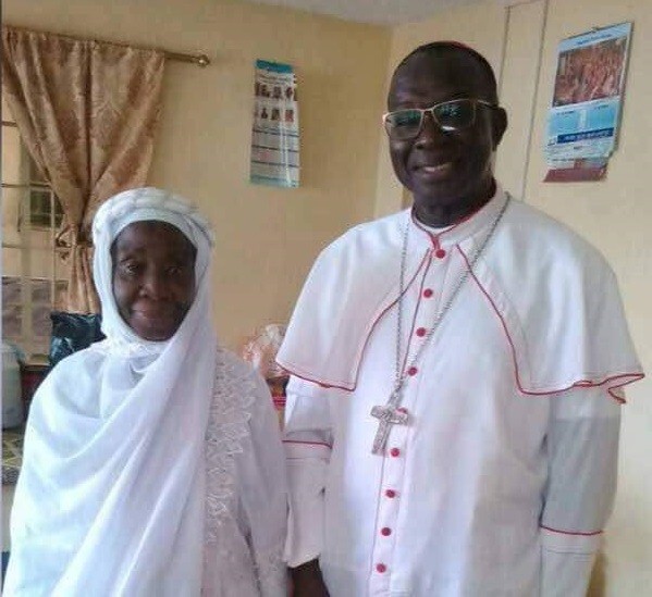 Photo of Catholic priest and his muslim mum go viral