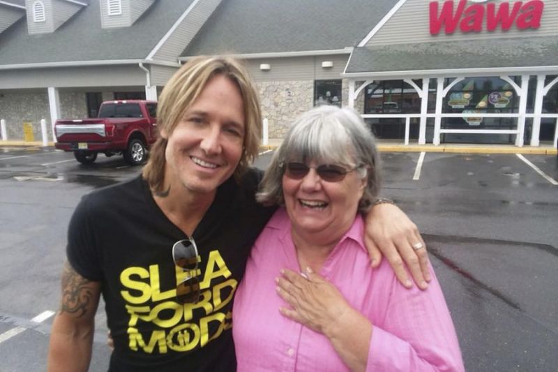 Woman buys coffee for man short on cash, turns out to be Keith Urban