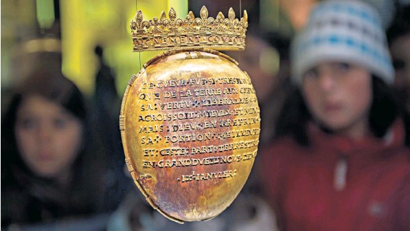 Robbers steal gold case containing queen of France heart